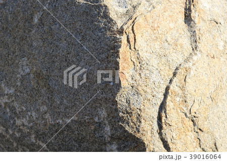 荒い岩肌 39016064