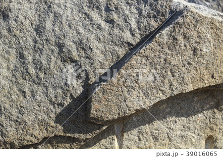 荒い岩肌 39016065