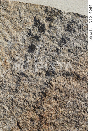 荒い岩肌 39016066