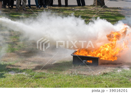 Demonstration of the fire with a fire extinguisher Demonstration of the fire with a fire extinguisher 39016201