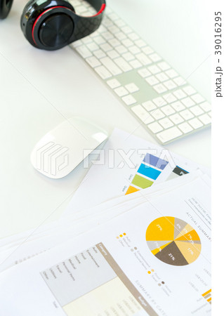 White Workspace with keyboard and mouse 39016295