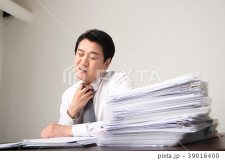 ビジネスマン 書類 疲れ 39016400