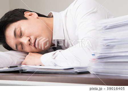 ビジネスマン 書類 睡眠 39016405