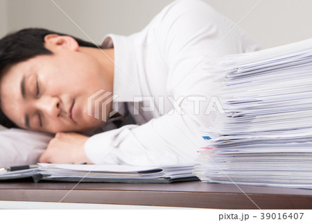 ビジネスマン 書類 疲れ 39016407