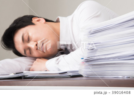 ビジネスマン 書類 疲れ 39016408