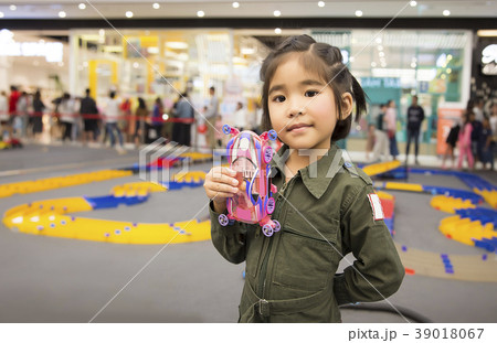 asian girl kid with service suite show car toy 39018067