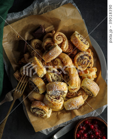 Delicious fresh homemade puff pastry with cinnamon Delicious fresh homemade puff pastry with cinnamon 39018390