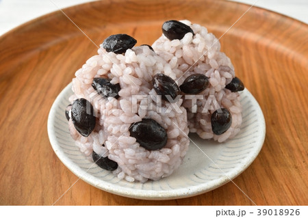 黒豆ごはんのおむすび 黒豆ごはんのおむすび 39018926