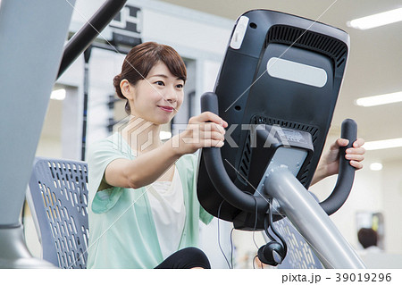フィットネス スポーツジム 女性 エクササイズ フィットネス スポーツジム 女性 エクササイズ 39019296
