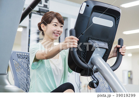 フィットネス スポーツジム 女性 エクササイズ フィットネス スポーツジム 女性 エクササイズ 39019299