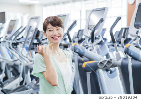 フィットネス　スポーツジム　女性　エクササイズ 39019304