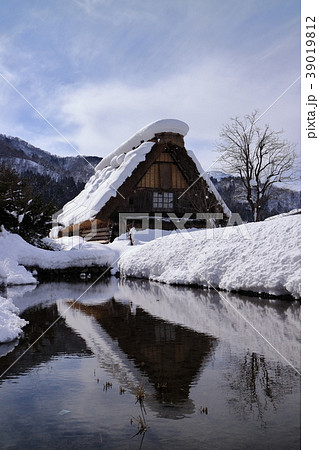 飛騨白川郷の冬 雪の白川郷合掌造り の写真素材