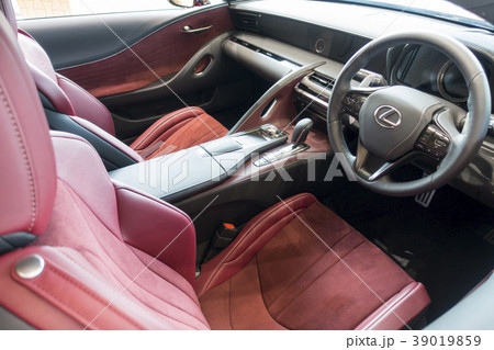 レザーやアルカンターラの表皮で覆ったエレガントなデザインのコックピット 39019859