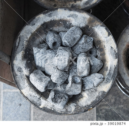 木炭を入れた七輪（消火後） 39019874