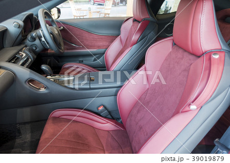 ドライビングを支える性能を追求したアルカンターラ本革フロントシート 39019879