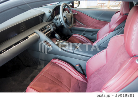 ドライビングを支える性能を追求したアルカンターラ本革フロントシート 39019881