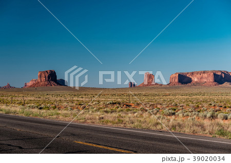 Empty scenic highway in Monument Valley Empty scenic highway in Monument Valley 39020034