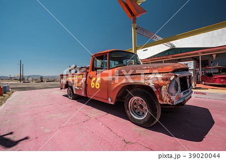 Old car near historic route 66 in California 39020044
