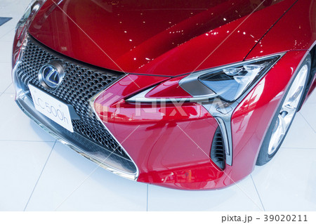 先進性を印象づける超小型の三眼フルLEDヘッドランプ造形美と先進テクノロジーの融合 39020211