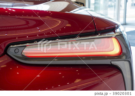 点灯時にL字型の照明が幾重にも重なり奥行感のある光を演出するテールランプ 39020301