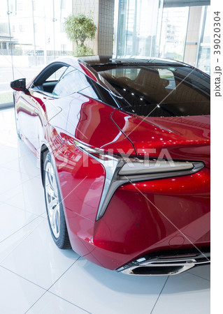 点灯時にL字型の照明が幾重にも重なり奥行感のある光を演出するテールランプ 39020304