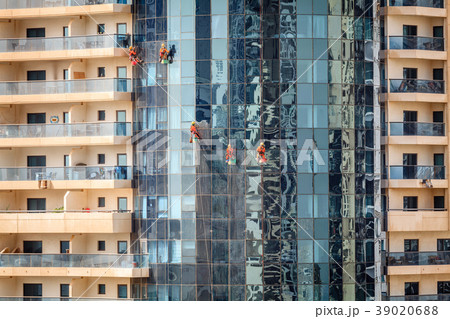 Dubai window washers 39020688
