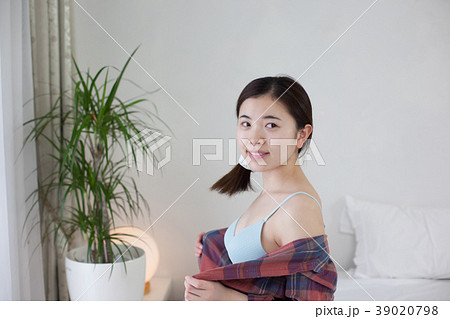 身支度をする若い女性 身支度をする若い女性 39020798
