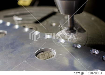 ボール盤で穴あけ作業 ボール盤で穴あけ作業 39020931