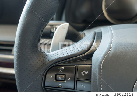 マグネシウム素材を採用したパドルシフトで握る手を持ち替えずシフトチェンジ 39022112