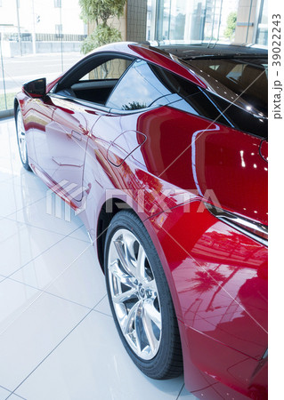 エレガンスと機能の両立を図るデザインを追究し未来を予感させるグラマラスな流れるようなクーペデザイン エレガンスと機能の両立を図るデザインを追究し未来を予感させるグラマラスな流れるようなクーペデザイン 39022243