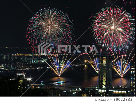 ビーナスブリッジより神戸海上花火大会の写真素材 [39022332] - PIXTA