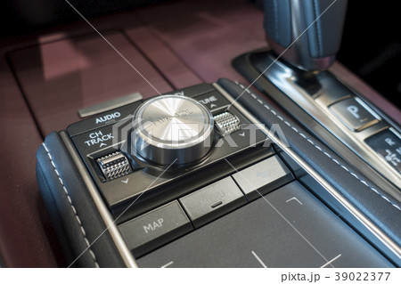 職人に技により造り込まれた贅沢な空間細部まで美しく仕上げた表皮巻きステアリングハンドル 職人に技により造り込まれた贅沢な空間細部まで美しく仕上げた表皮巻きステアリングハンドル 39022377