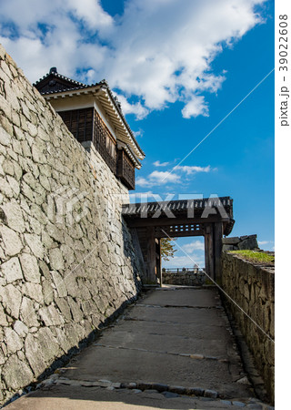 愛媛県　秋の松山城　戸無門　重要文化財 39022608