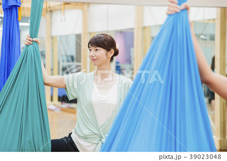 ヨガ　エアリアルヨガ　フィットネス　スポーツジム　女性　エクササイズ 39023048