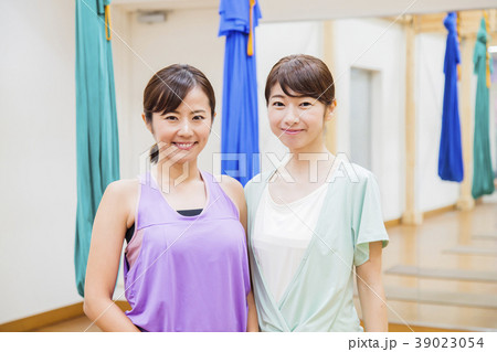 ヨガ　エアリアルヨガ　フィットネス　スポーツジム　女性　エクササイズ 39023054