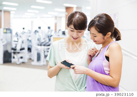 フィットネス　スマホ　スポーツジム　女性　エクササイズ 39023110