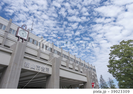 気持ちが良い快晴天青空に映える郡山市役所 39023309