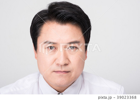 ビジネスマン 無表情 中年 39023368
