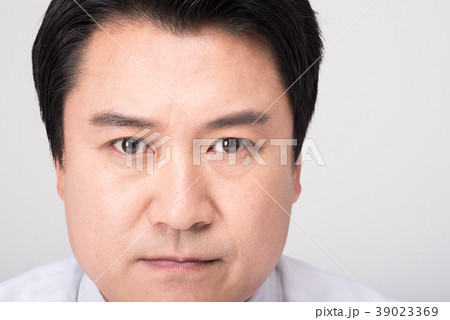 ビジネスマン 威厳 男 39023369