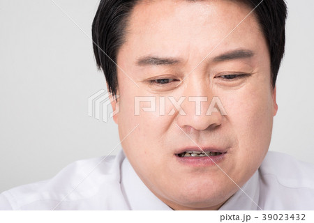 ビジネスマン 挫折 表情 39023432