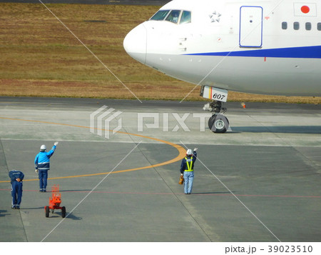 阿蘇熊本空港の飛行機を見送るメンテナンスクルー 39023510