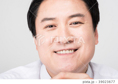 ビジネスマン 笑顔 微笑 39023677