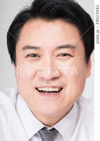 ビジネスマン 笑顔 微笑 39023683