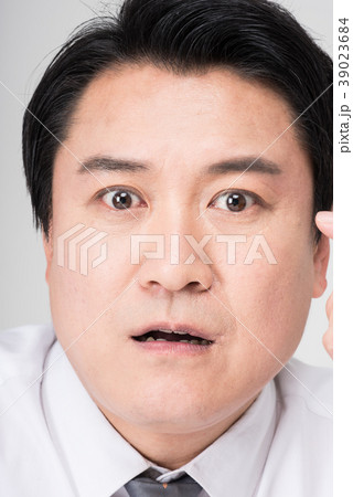 ビジネスマン 驚き びっくり 39023684