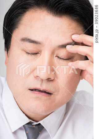 ビジネスマン イライラ 男 39023686