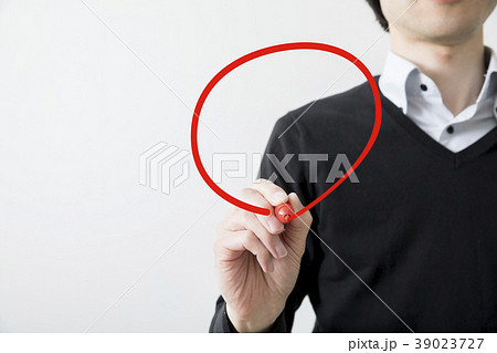 丸付けをする男性手元 39023727