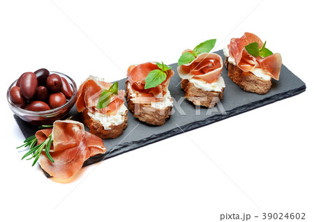 italian food with olives and prosciutto 39024602