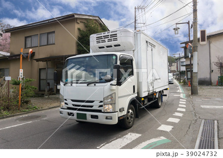 輸送トラック 箱車 の写真素材