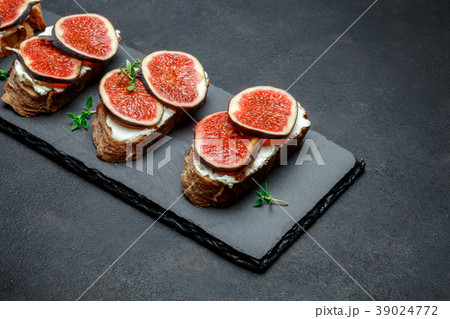 Bruschetta with blue cheese and fresh figs Bruschetta with blue cheese and fresh figs 39024772