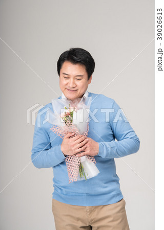 プロポーズ 花束 恥ずかしがり屋 39026613